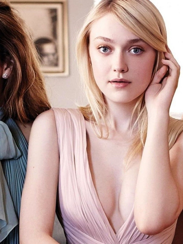 Dakota Fanning 8.5 x 11 Candid Photograph Art Print Photo Picture Collectibles:Photographic Images:Photographs Style Your Walls
